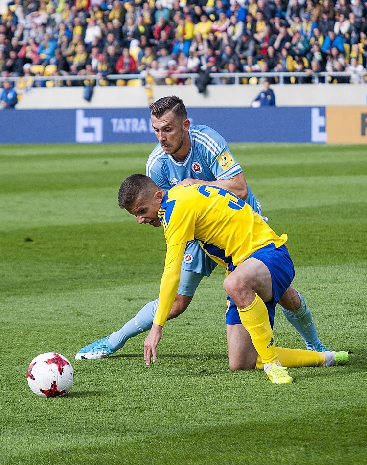 Dunaszerdahely, 2017. április 8. A dunaszerdahelyi Lubomir Satka (elöl) és a pozsonyi Priskin Tamás a szlovák labdarúgó-bajnokságban játszott DAC - Slovan mérkõzésen a dunaszerdahelyi DAC Arénában 2017. április 8-án. MTI Fotó: Krizsán Csaba
