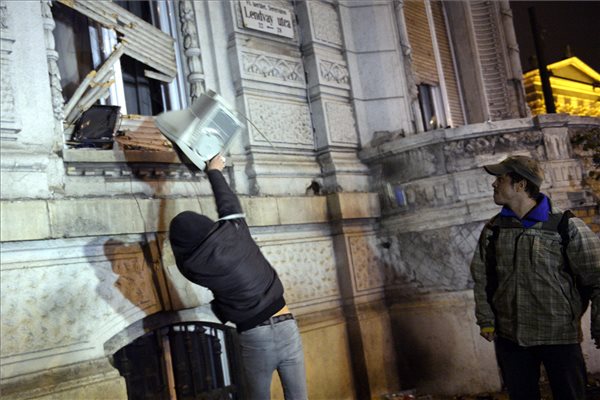 FIDESZ HQ Damaged As Violance Occured After Protest post's picture