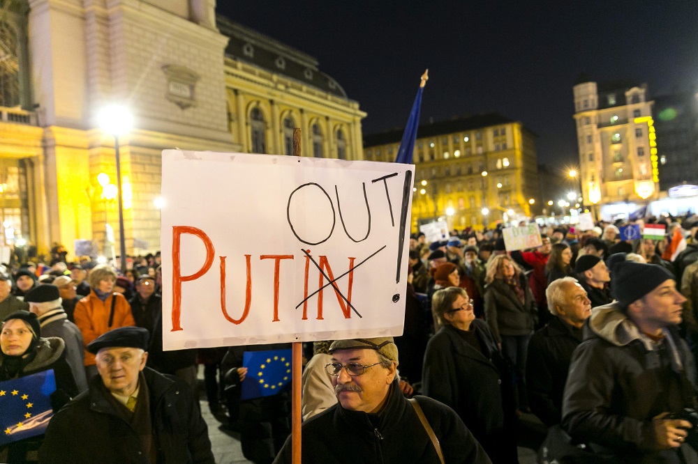 Anti-Government Demonstrators: "Putin Nyet, Europe Yes!" post's picture