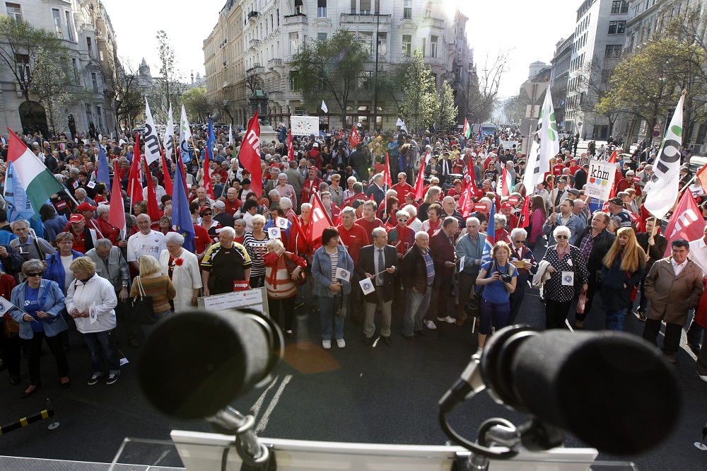 Left-Wing Politicians, Embittered Clients Hold Anti-Government And Anti-Quaestor Demonstration post's picture