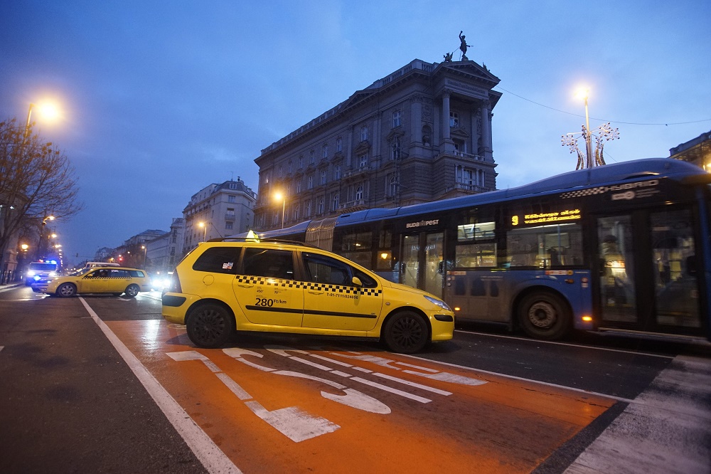 Taxi Drivers vs Uber: Demonstration Continues In Central Budapest post's picture