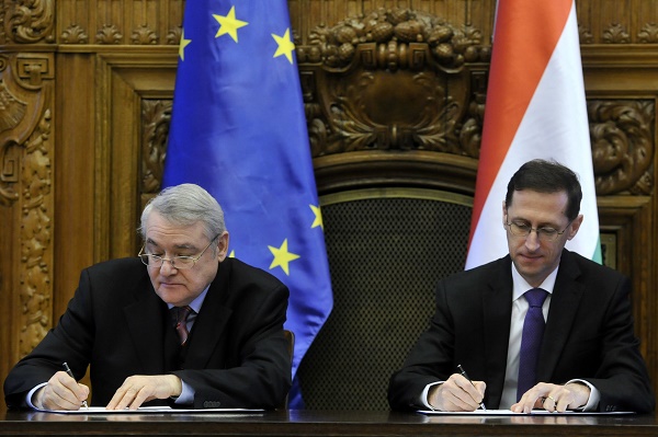 EIB vice president László Baranyay and Economy Minister Mihály Varga (photo: Attila Kovács - MTI)