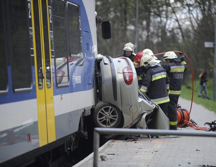Veresegyház, 2016. május 16. Tûzoltók egy vasúti átjárónál Vicziántelepen, ahol személyautó ütközött egy Vácról Budapestre tartó vonattal 2016. május 16-án. A balesetben egy ember megsérült. MTI Fotó: Mihádák Zoltán