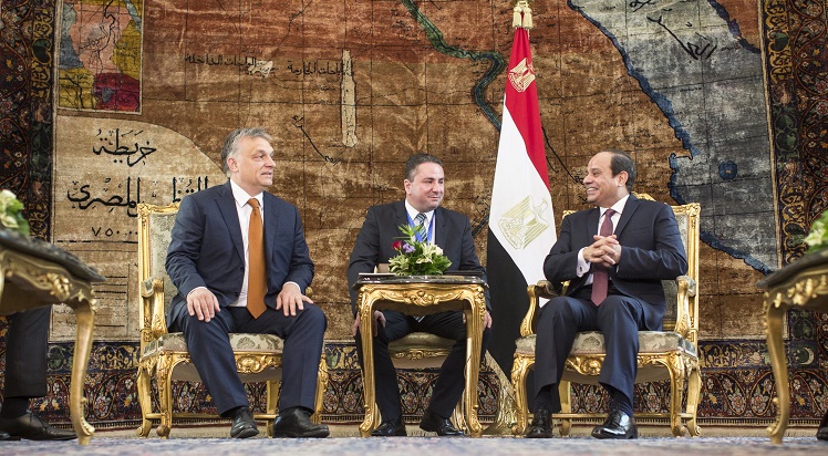 Kairó, 2016. június 1. A Miniszterelnöki Sajtóiroda által közreadott képen Orbán Viktor miniszterelnök (b) megbeszélést folytat Abdel-Fattáh esz-Szíszi egyiptomi elnökkel (j) Kairóban 2016. június 1-jén. MTI Fotó: Miniszterelnöki Sajtóiroda / Szecsõdi Balázs