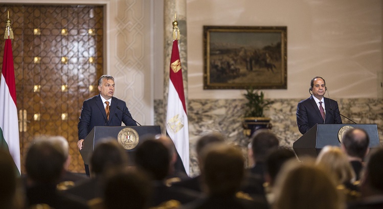Kairó, 2016. június 1. A Miniszterelnöki Sajtóiroda által közreadott képen Orbán Viktor miniszterelnök (b) és Abdel-Fattáh esz-Szíszi egyiptomi elnök sajtótájékoztatót tart megbeszélésük után Kairóban 2016. június 1-jén. MTI Fotó: Miniszterelnöki Sajtóiroda / Szecsõdi Balázs
