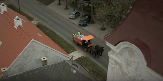 Hungarian Village Throws Away Bin Lorries To Introduce Horse-Drawn Rubbish Collection post's picture