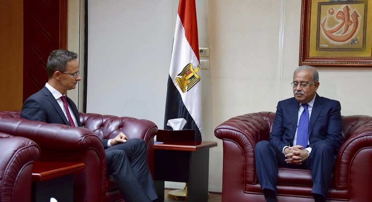 Péter Szijjárt (L) and Egypt's PM Sherif Ismail hold talks in Cairo (photo: Szabó Árpád - kormany.hu)