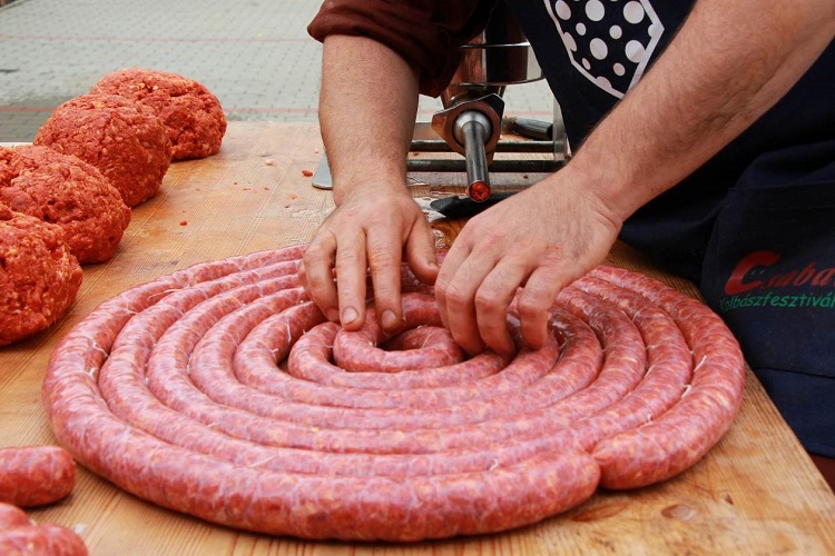 Békéscsaba, Hungarian Town Known For Its Incredibly Delicious Meat Products, Hosts “Sausage Festival” This Weekend post's picture