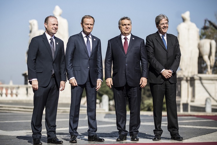 Róma, 2017. március 25. A Miniszterelnöki Sajtóiroda által közreadott képen Orbán Viktor miniszterelnököt (j2) fogadja Donald Tusk, az Európai Tanács elnöke (b2) a Római Szerzõdés aláírása 60. évfordulója alkalmából, az Európai Unió tagországainak állam-, illetve kormányfõi, valamint a központi uniós intézmények vezetõi részvételével rendezett csúcstalálkozón Rómában 2017. március 25-én. Jobbra Paolo Gentiloni olasz kormányfõ, balra Joseph Muscat, Málta miniszterelnöke. Az Európai Unió elõdjét, az Európai Gazdasági Közösséget, a Közös Piacot létrehozó dokumentumot 1957. március 25-én írta alá az olasz fõvárosban a hat alapító tagállam, Olaszország, Németország, Franciaország, Hollandia, Belgium és Luxemburg. MTI Fotó: Miniszterelnöki Sajtóiroda / Szecsõdi Balázs