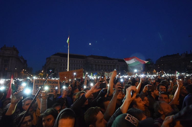 Budapest, 2017. április 9. Tiltakozók a Parlament elõtti Kossuth Lajos téren 2017. április 9-én. Az Oktatási szabadságot csoport Szabad ország, szabad CEU, szabad gondolat! címmel meghirdetett demonstrációja után többen a Parlament elõtt maradtak. A demonstráción a nemzeti felsõoktatásról szóló törvény április 4-i módosítása ellen tiltakoztak, amely szerintük ellehetetleníti a Közép-európai Egyetem (CEU) magyarországi mûködését. Ezért arra kérik Áder János köztársasági elnököt, hogy ne írja alá az elfogadott törvényt. MTI Fotó: Balogh Zoltán