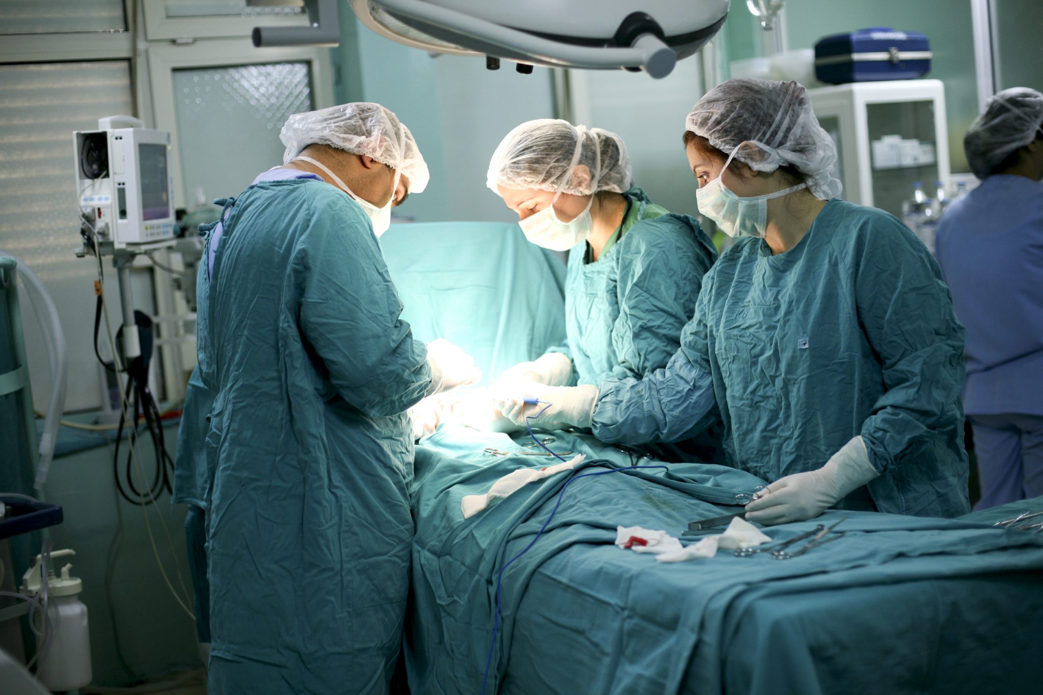 Женщины оперирует. Хирургическая операция. Операция в операционной.