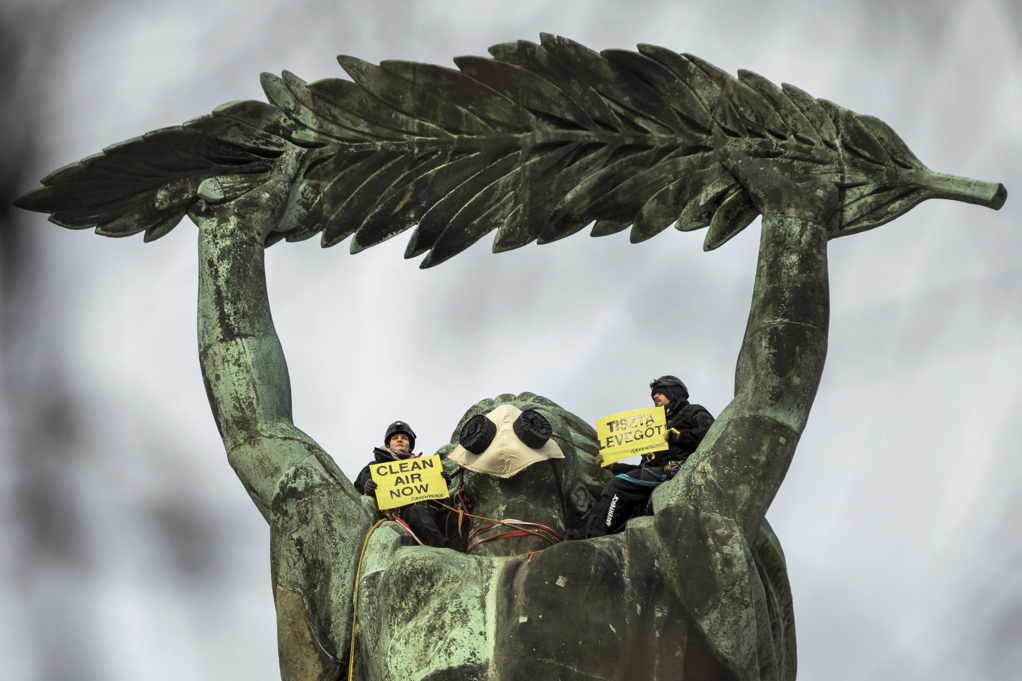 Greenpeace Activists Put Mask on Liberty Statue in Support of Clean Air Movement