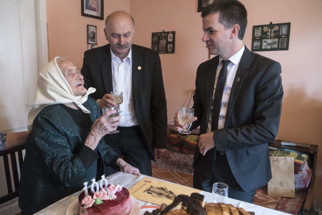 100-Year-Old Transylvanian Woman Receives Hungarian Citizenship for the Third Time in Her Life post's picture