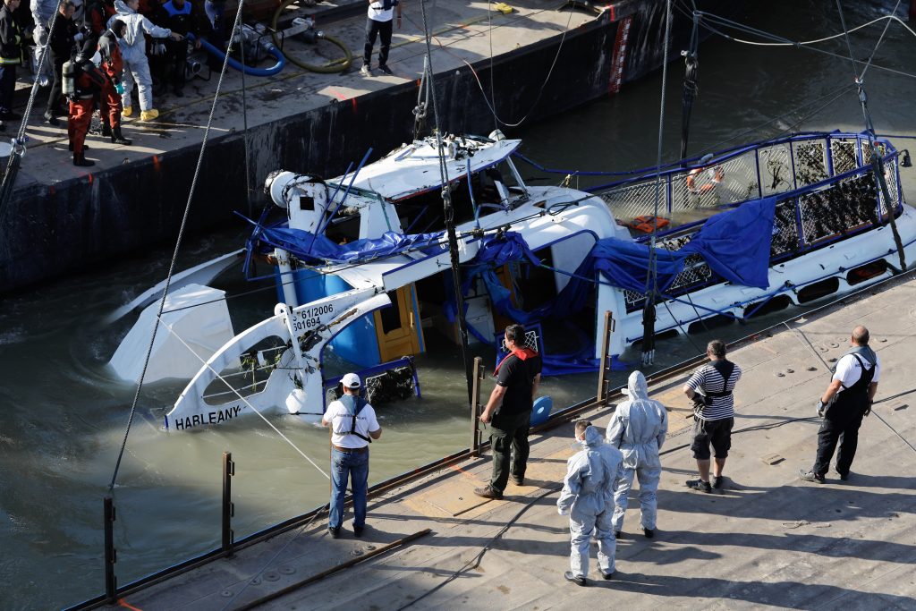 Ship Collision: Operation Starts to Raise Wreck at Margit Bridge post's picture