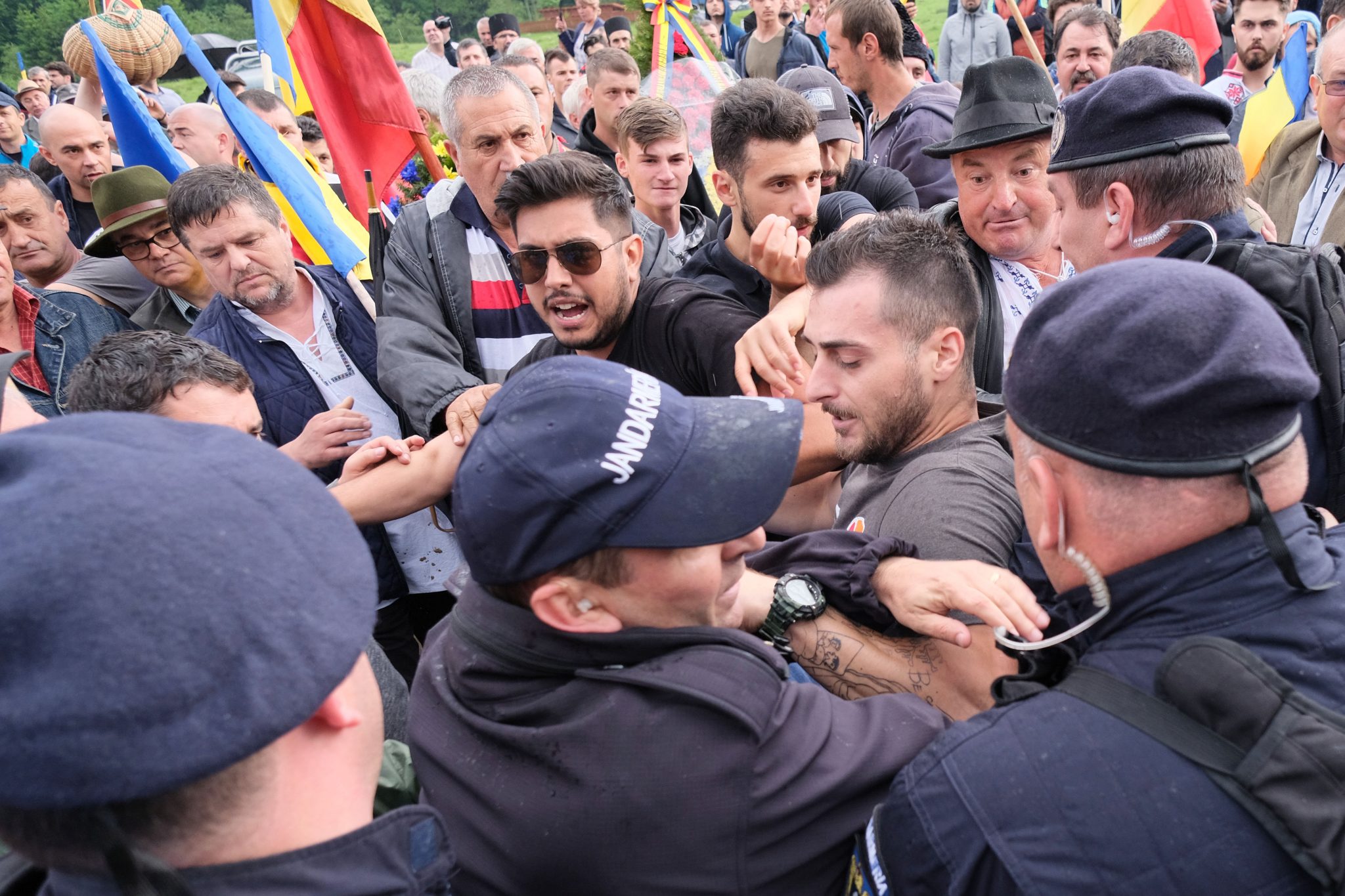 Angry Romanians Break into Úzvölgye WW1 Memorial Site, Attack Peaceful Hungarian Protesters