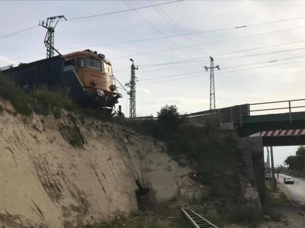 Train Knocks Out Buffer, Stops at Edge of Embankment in Érd post's picture