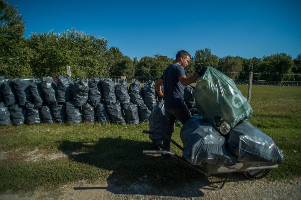 Hungarian Man Resigns from Workplace to Collect Garbage at Tisza Lake post's picture