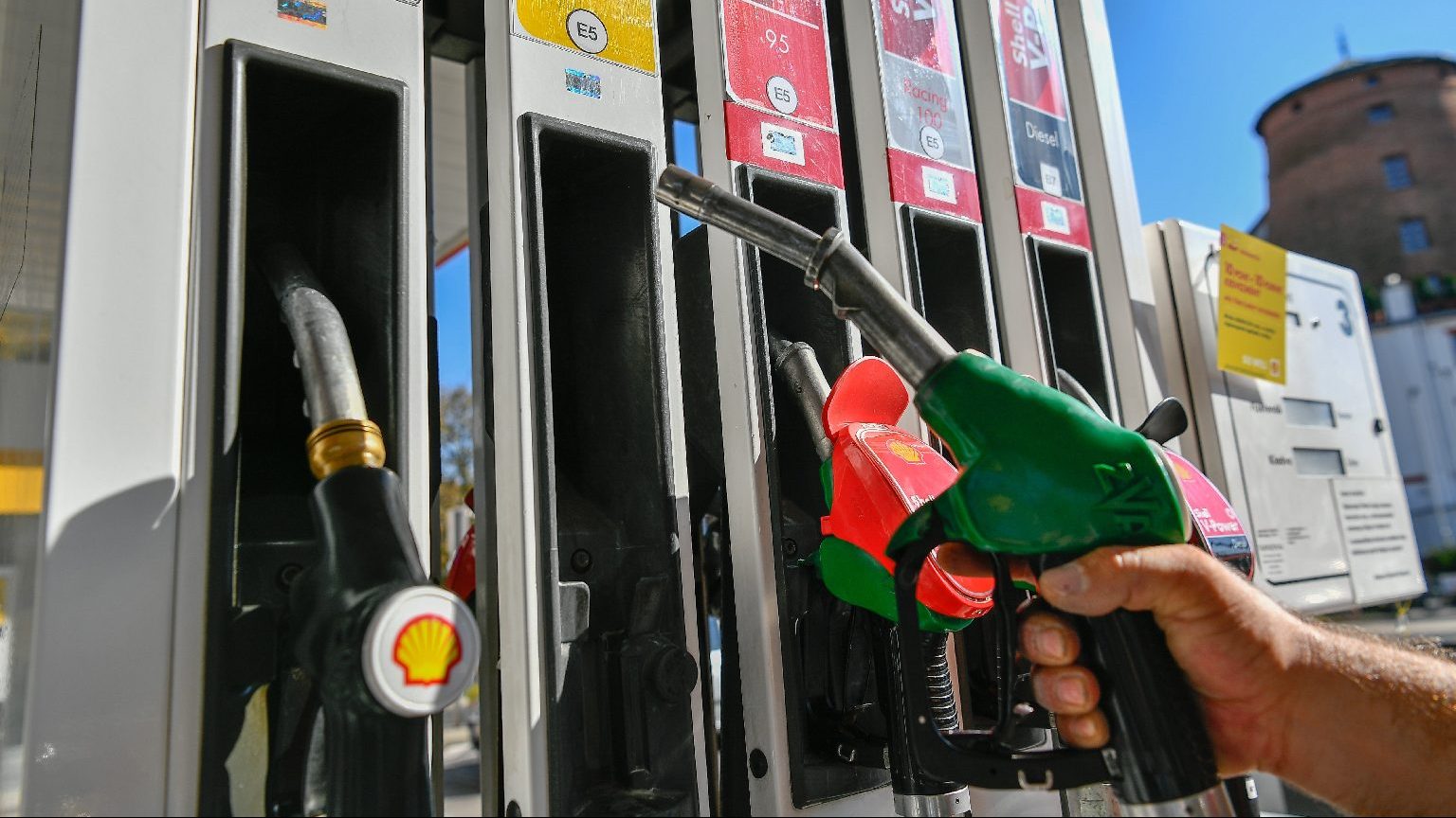 Fuel Price Cap: Motorists Saved 22 Billion Forints, State Gained Several Hundred Million, Gas Stations Lost Billions