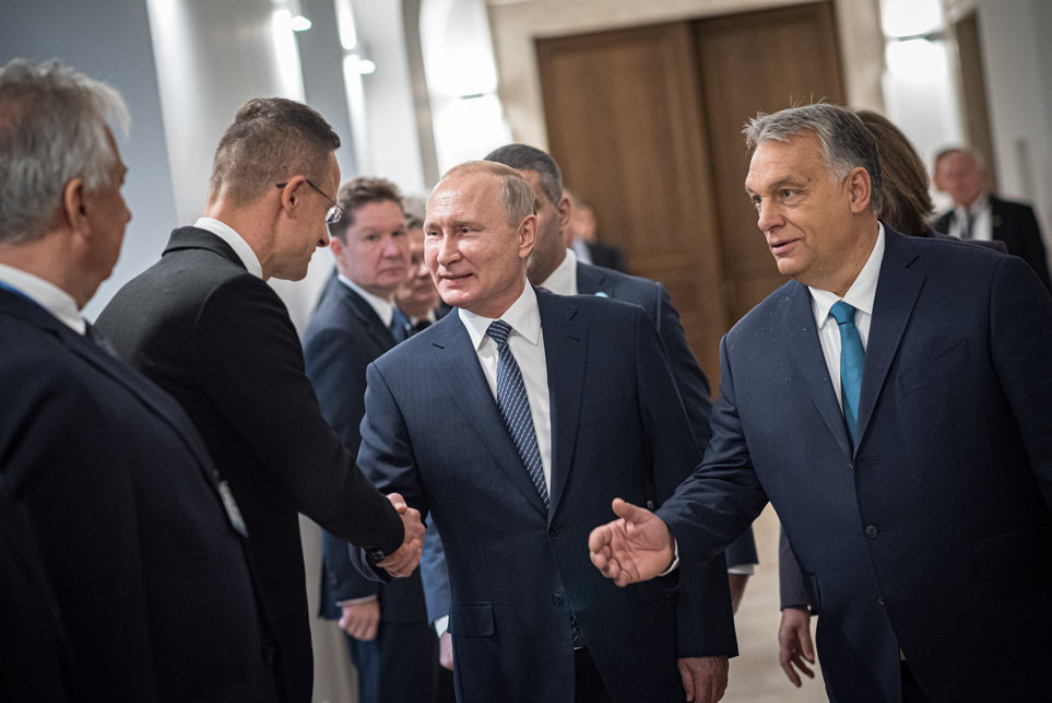 Az ellenzék felszólítja Orbán miniszterelnököt, hogy mondjon le moszkvai látogatásáról az orosz-ukrán helyzet miatt