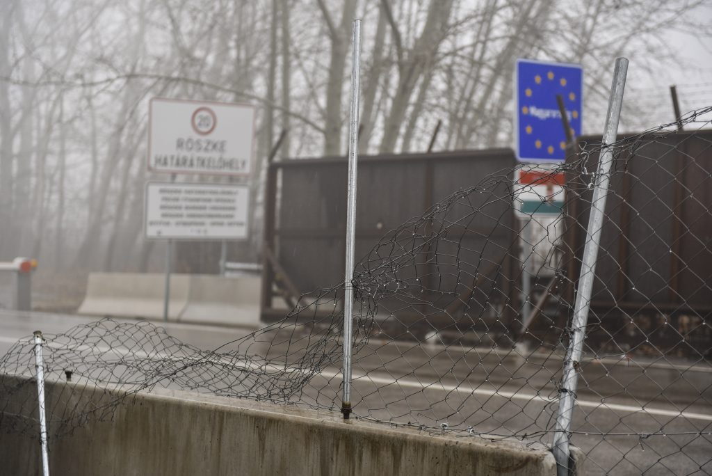 Court Hands Prison Sentence to Migrants Breaking Through Röszke Border Fence post's picture