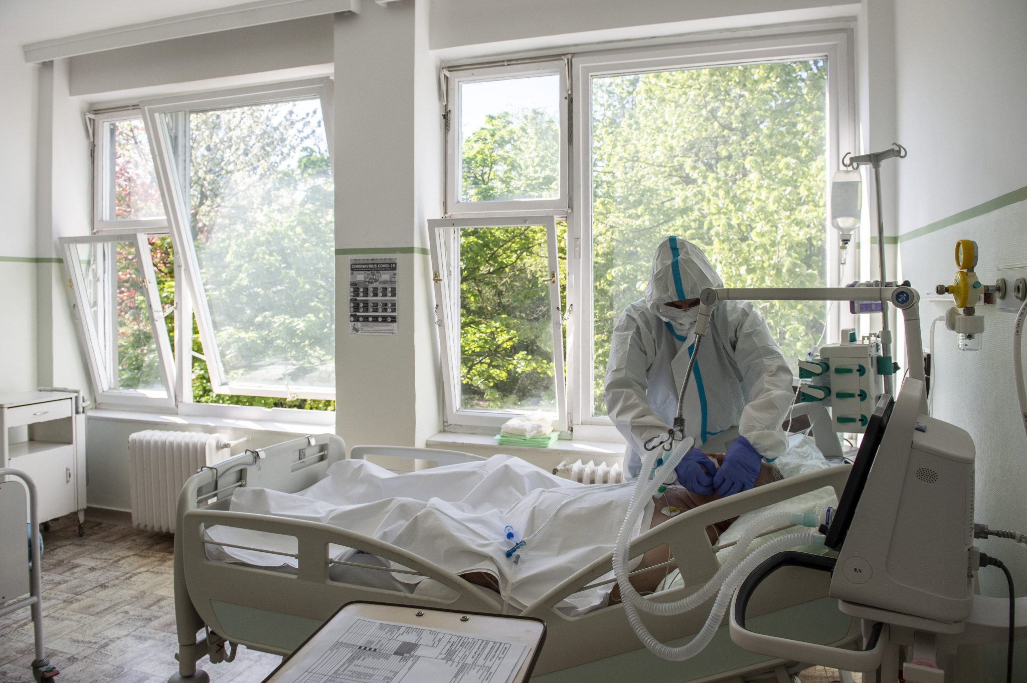 Almost Half of Those Needing Ventilator Treatment in Hungary Die