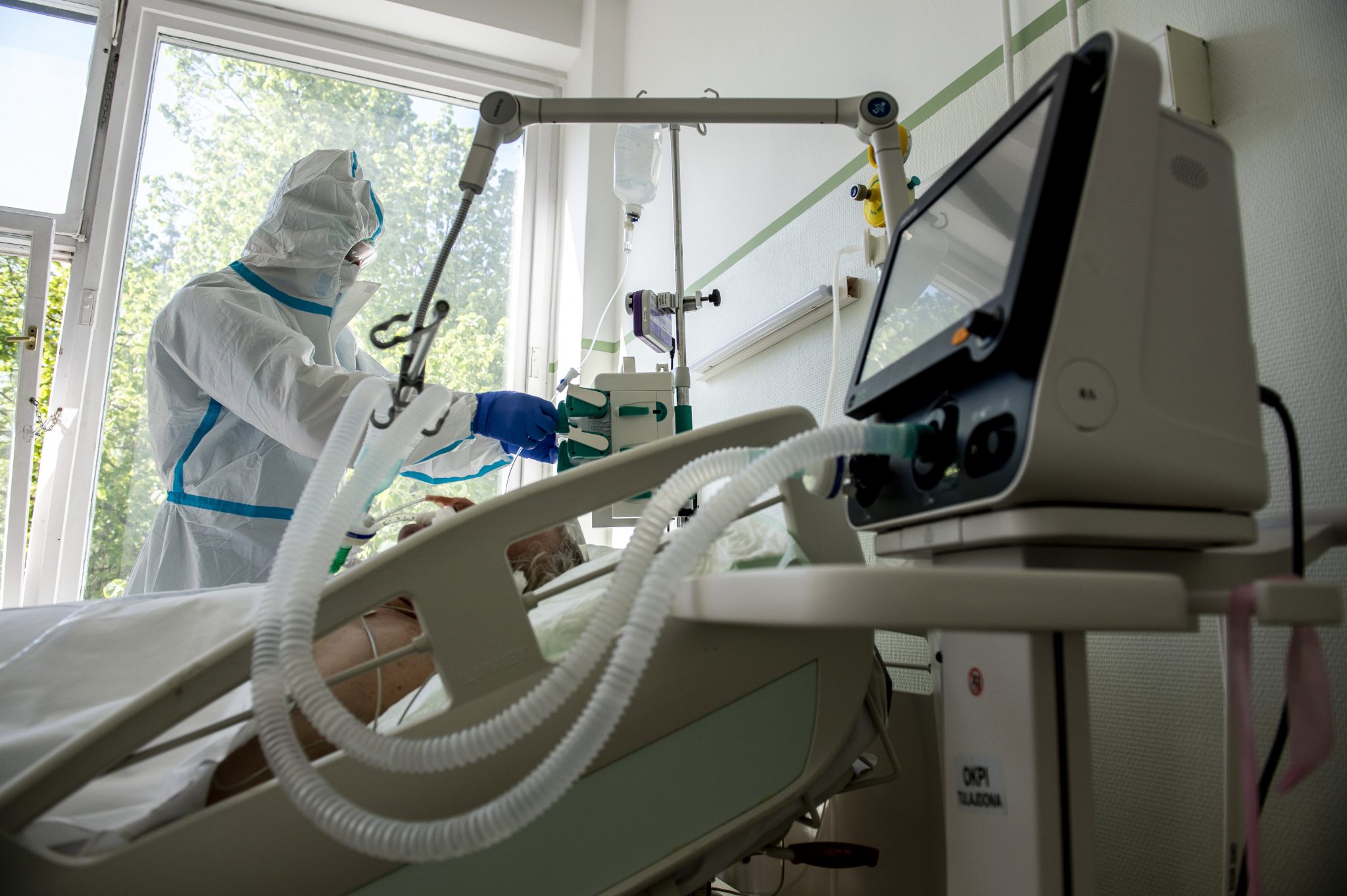 Hungary's Healthcare Exceeds Estimated Ventilator Capacity, Projected to Get Worse