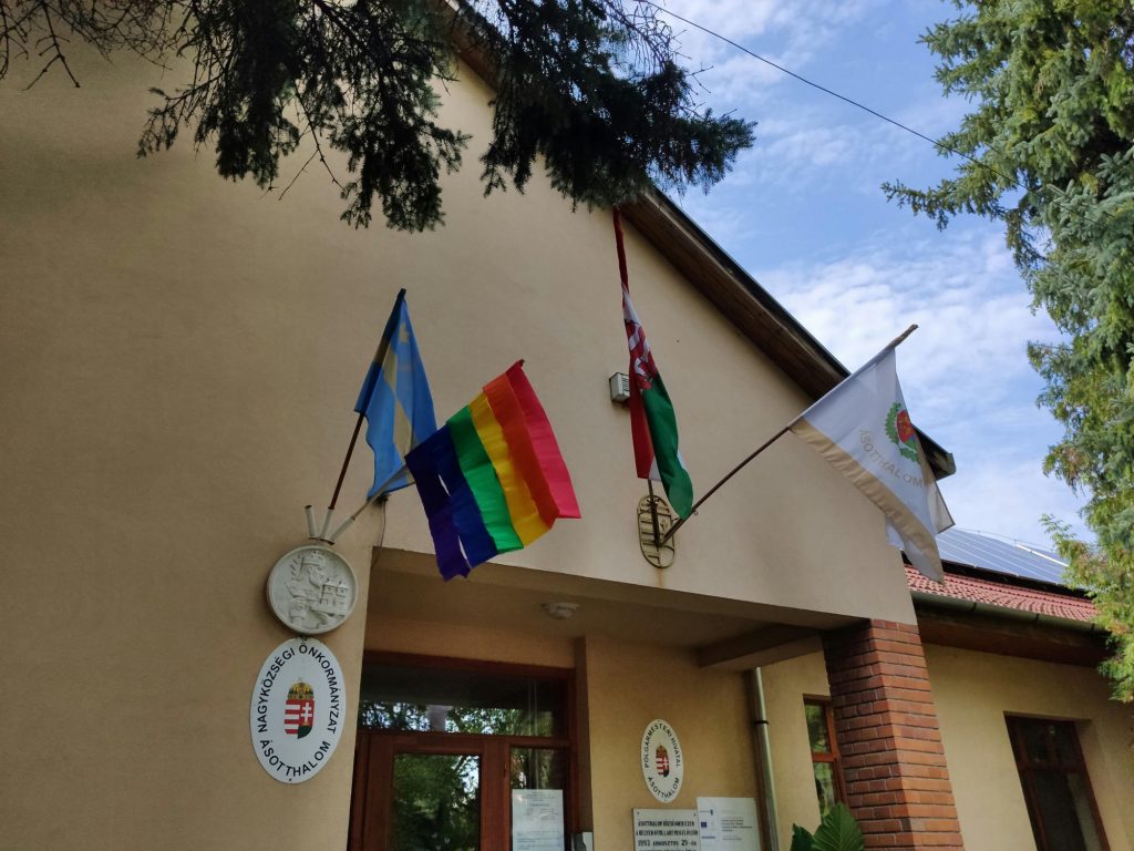 Flag War: Momentum Party Hangs out Rainbow Flag on Toroczkai-led Ásotthalom’s Town Hall post's picture