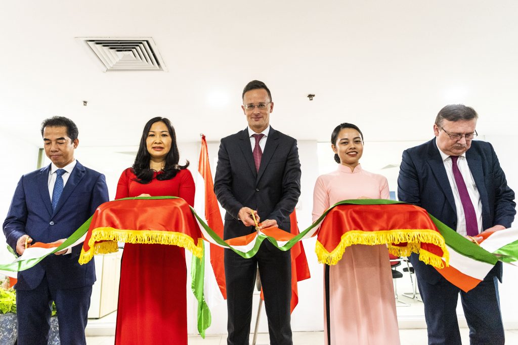 FM Szijjártó Inaugurates Hungarian Embassy’s New Consular Section in Hanoi post's picture