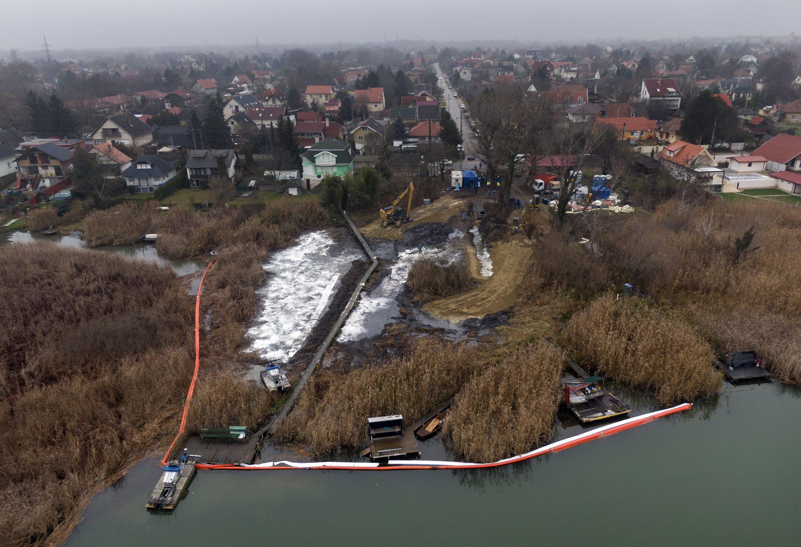 Rescue Operation Removes 400 Tonnes of Waste Contaminated with Oil near Budapest