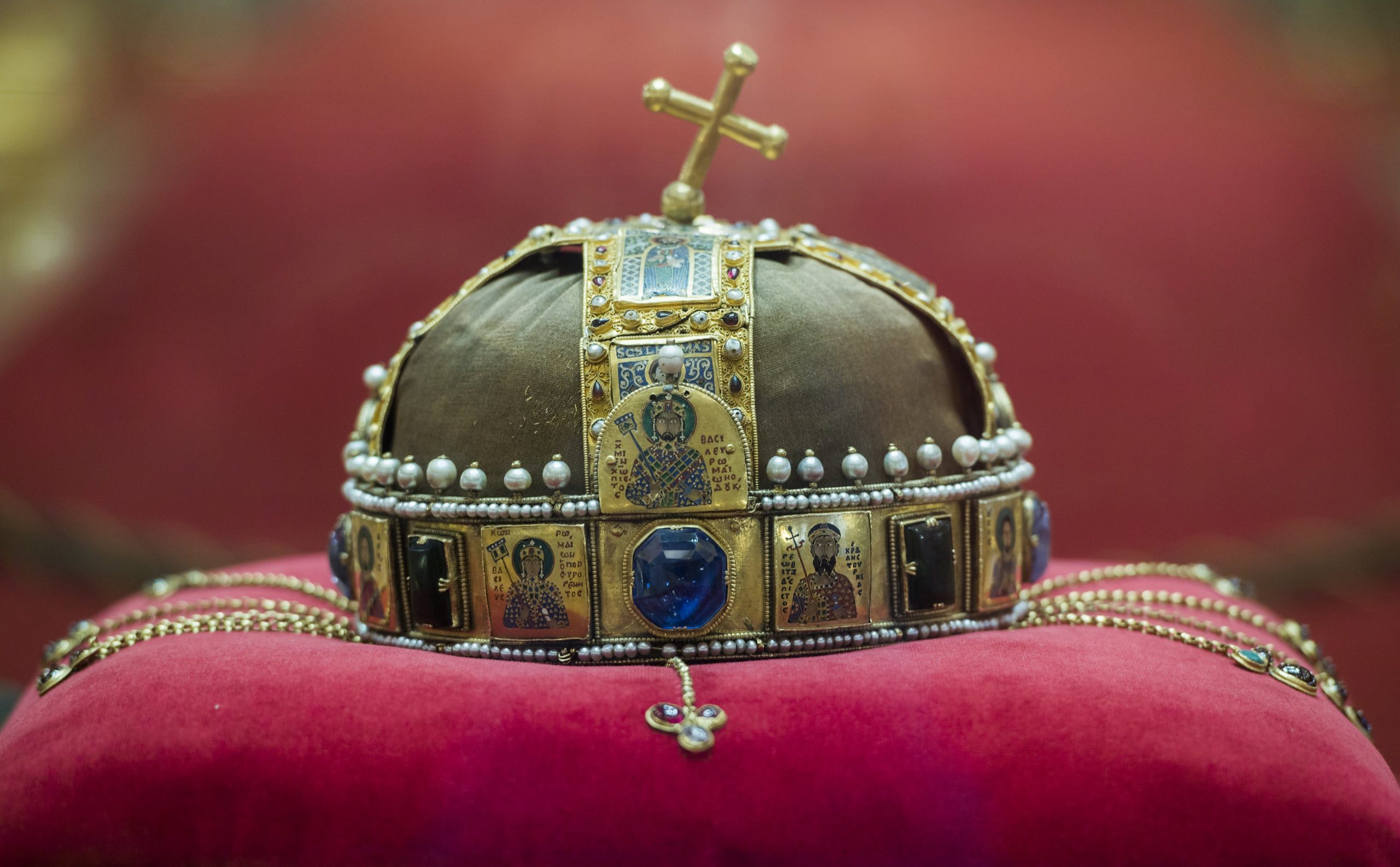 The Return of the Holy Crown from the US to Hungary - Interview with Historian Tibor Glant