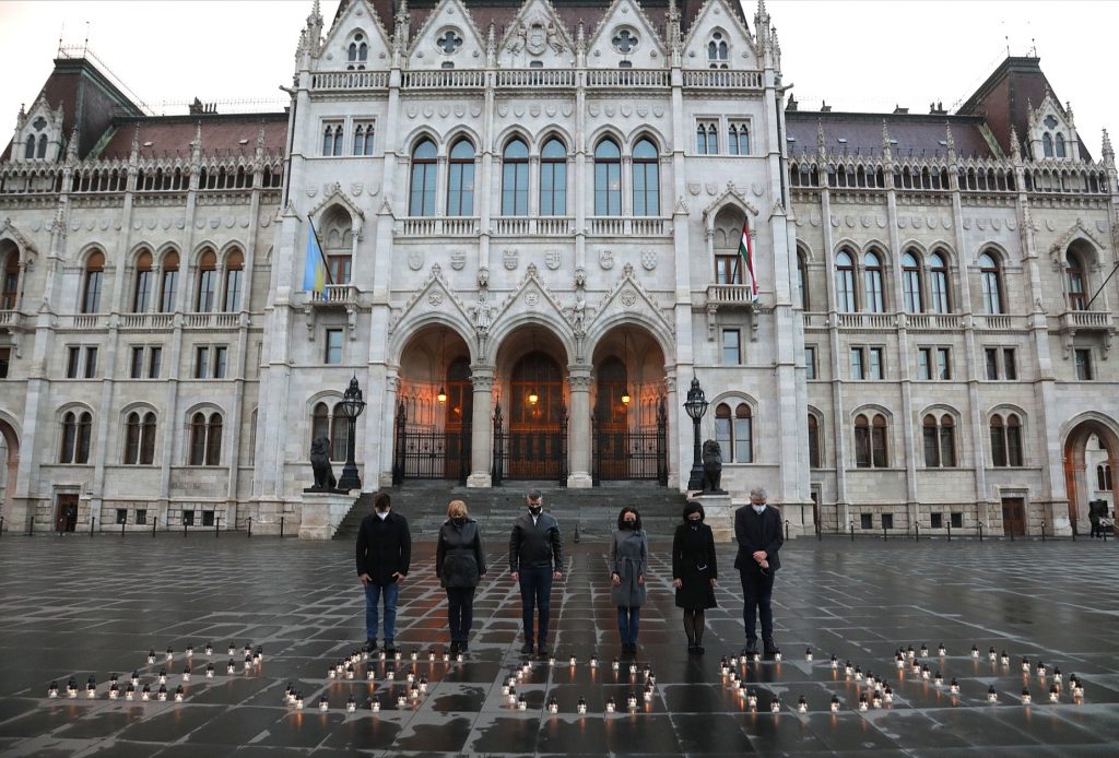 Opposition Lights Candles for 25,000 Covid Victims post's picture