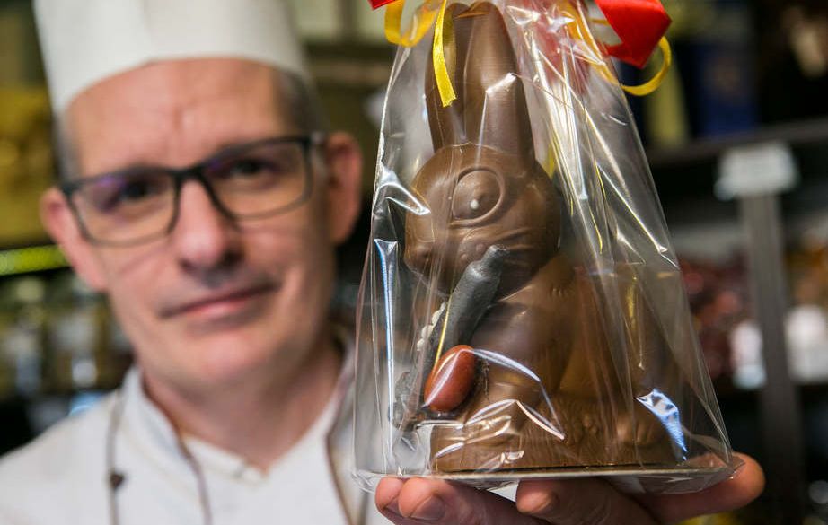 A cukrász csokoládé nyulakat készít, amelyeknek húsvétra van oltása