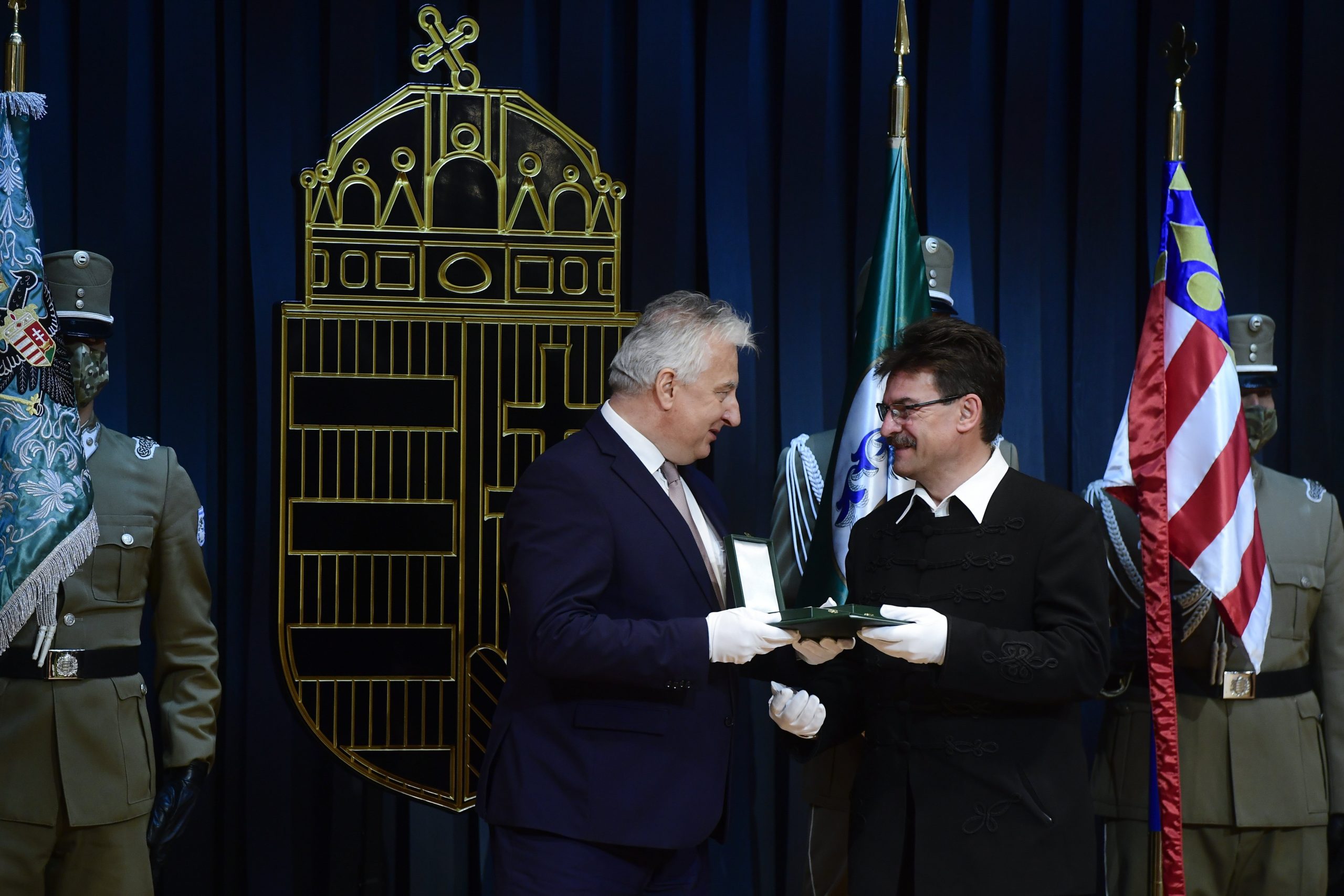 Deputy PM Decorates Church and Minority Hungarian Dignitaries