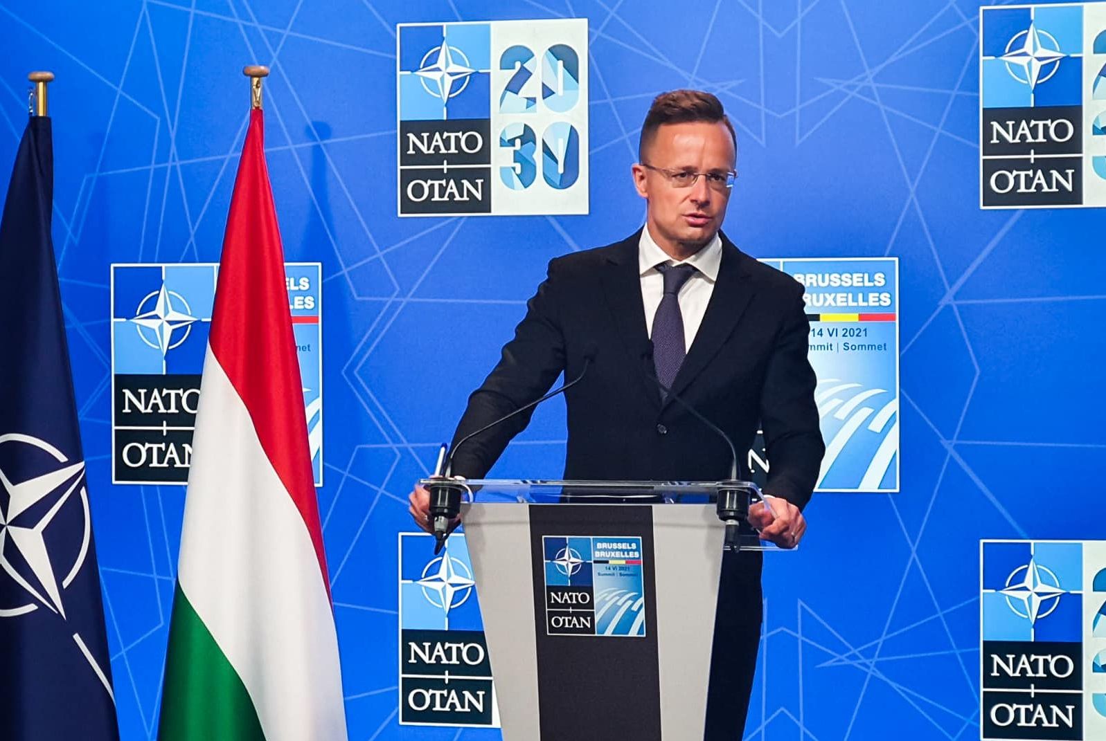 Szijjártó FM: a NATO-nak a déli kihívásokra kell összpontosítania Európa védelme érdekében