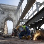 Budapest Chain Bridge: Last Steel Plate of the Roadway Installed – PHOTOS