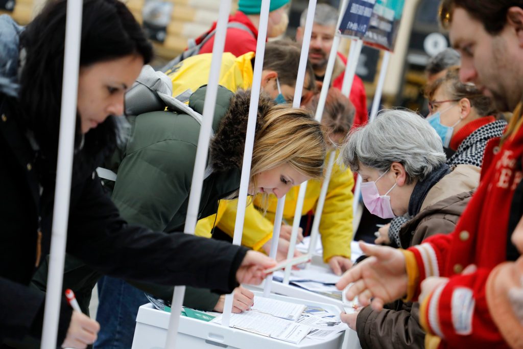 Opposition in Race against Time to Collect Signatures for Referendums post's picture