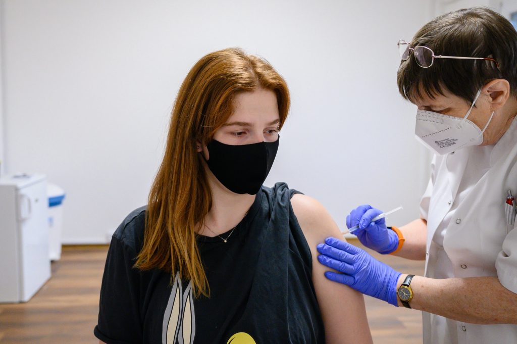 Experts: Mandatory Mask Wearing and Free Testing More Important Than Fourth Vaccination post's picture