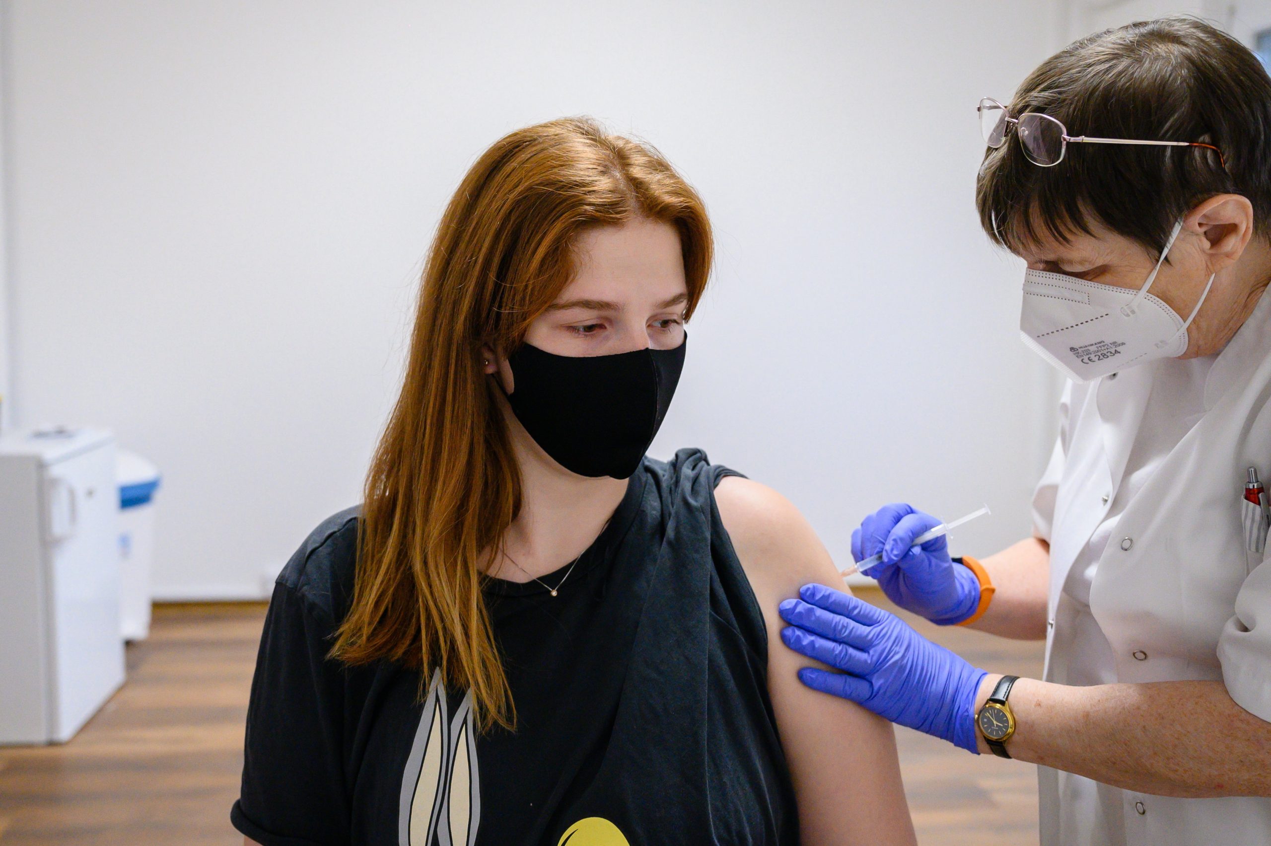 Experts: Mandatory Mask Wearing and Free Testing More Important Than Fourth Vaccination