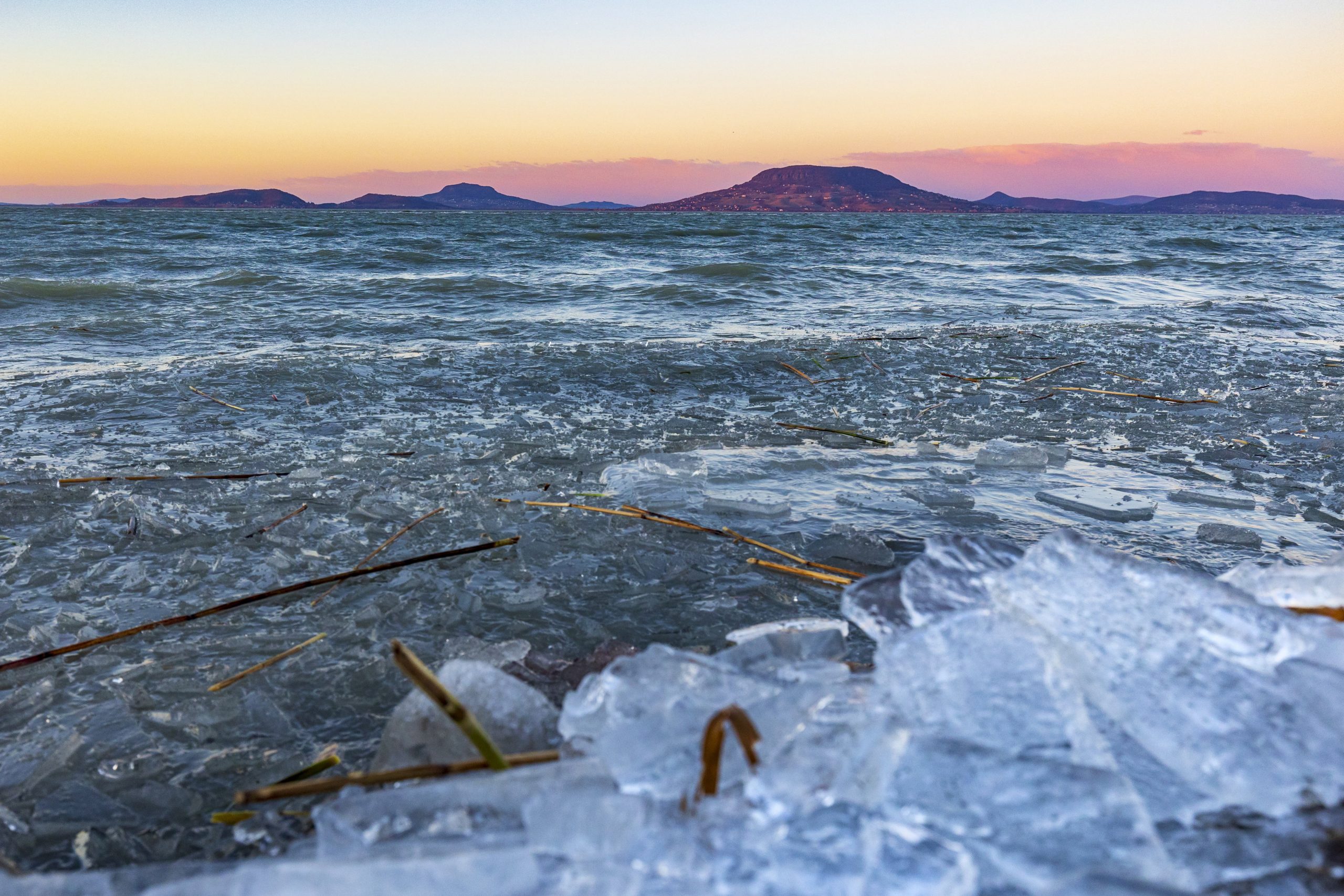 Storm “Malik” Raged in Hungary: Wind Record Broken, Ice Surge Reported on Lake Balaton