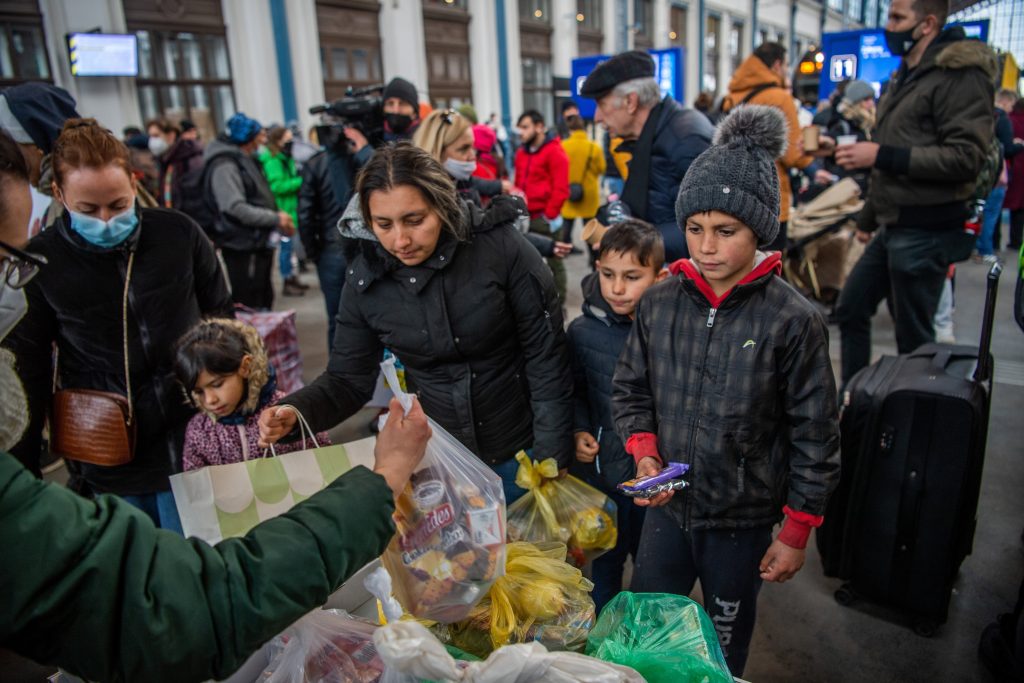 First Large Wave of Refugees Arrives in Budapest post's picture