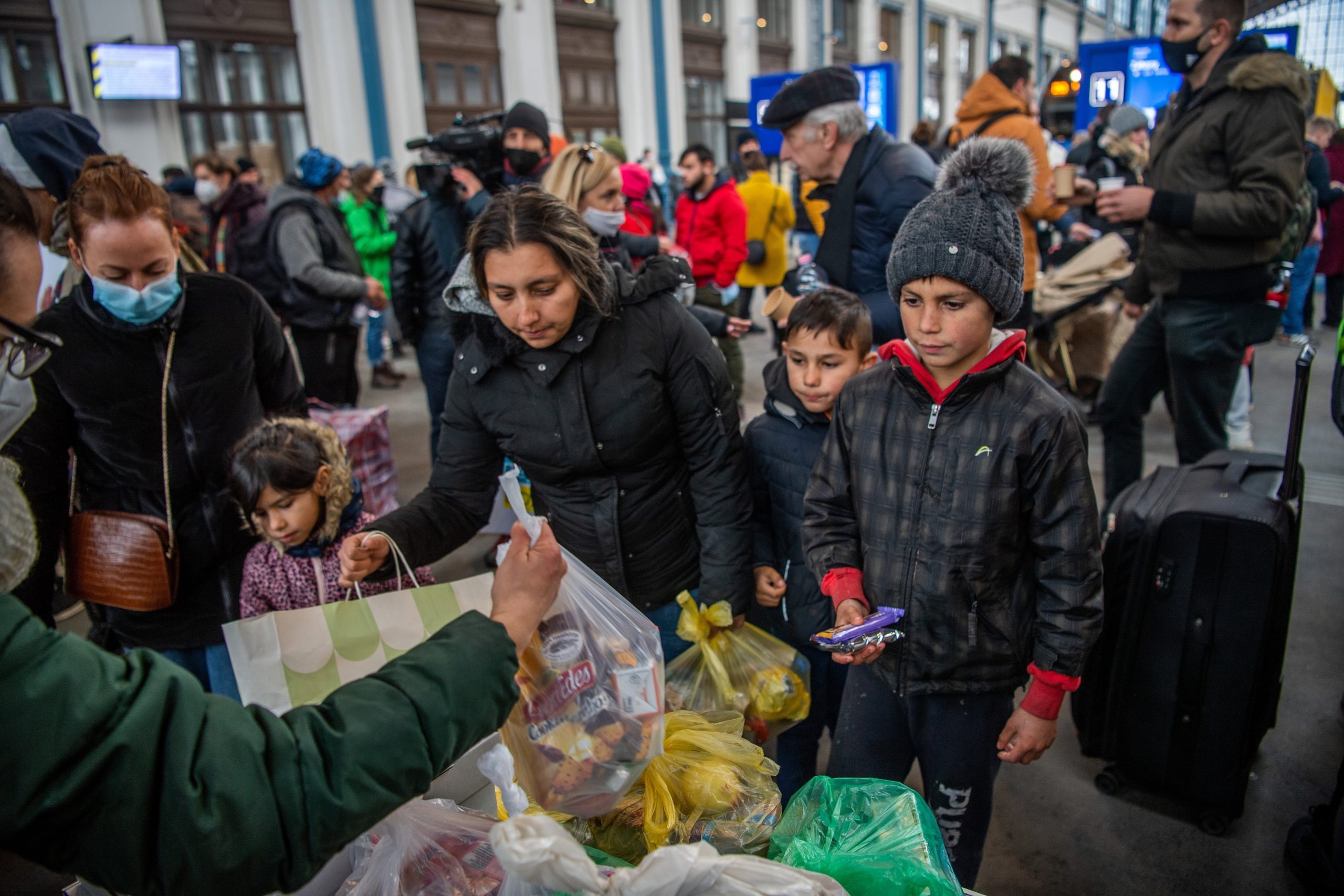 First Large Wave of Refugees Arrives in Budapest