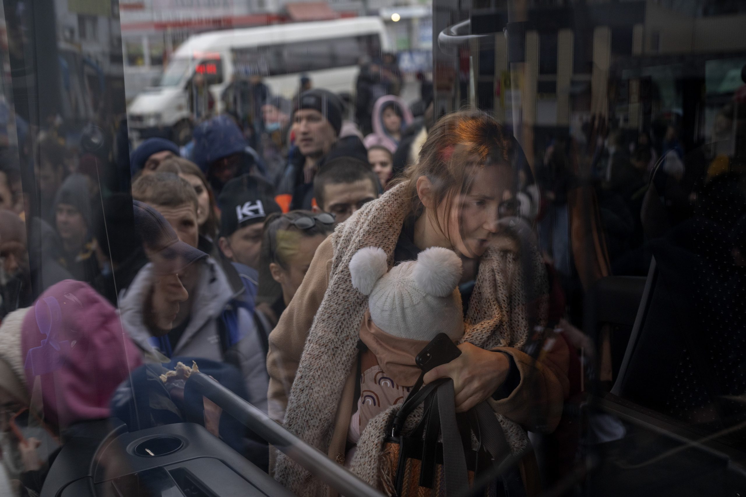 Masses of Ukrainian Refugees Cross the Hungarian Border on Foot