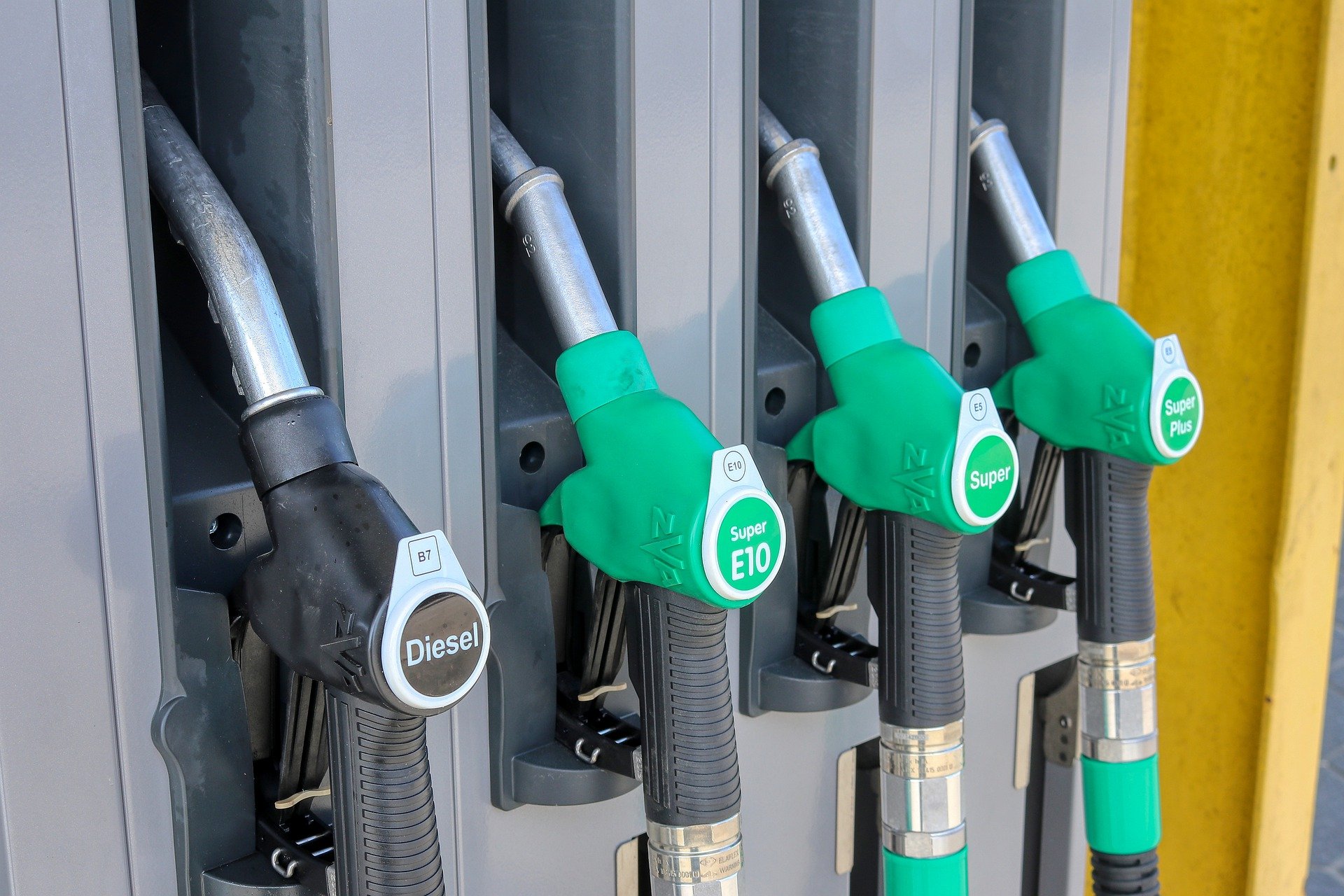 A strasbourgi kis benzinkutak beperelték Magyarországot árbefagyasztás miatt