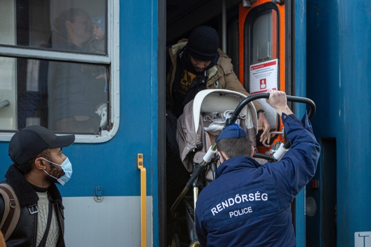 Over 3,000 Refugees from Ukraine Arrive in Budapest Train Stations on Sunday post's picture