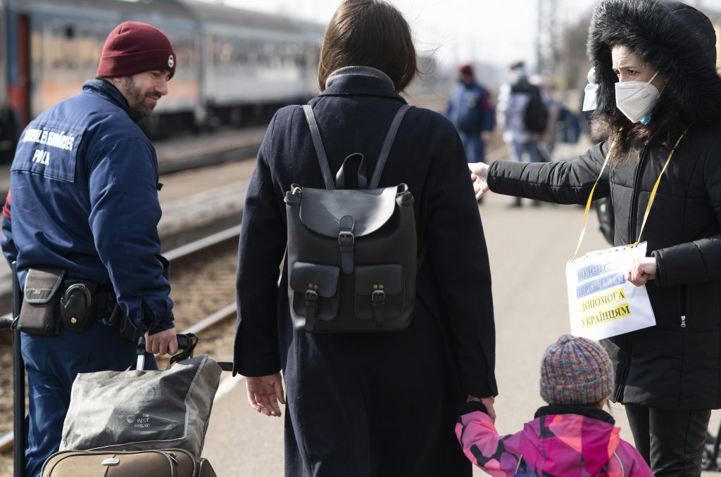 Over 12,000 Refugees Arrive from Ukraine on Thursday post's picture