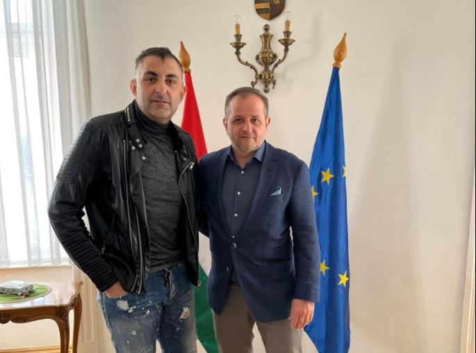 Fidesz MP Budai Denies Roma Celeb Győzike Has Joined Fidesz Despite Photo