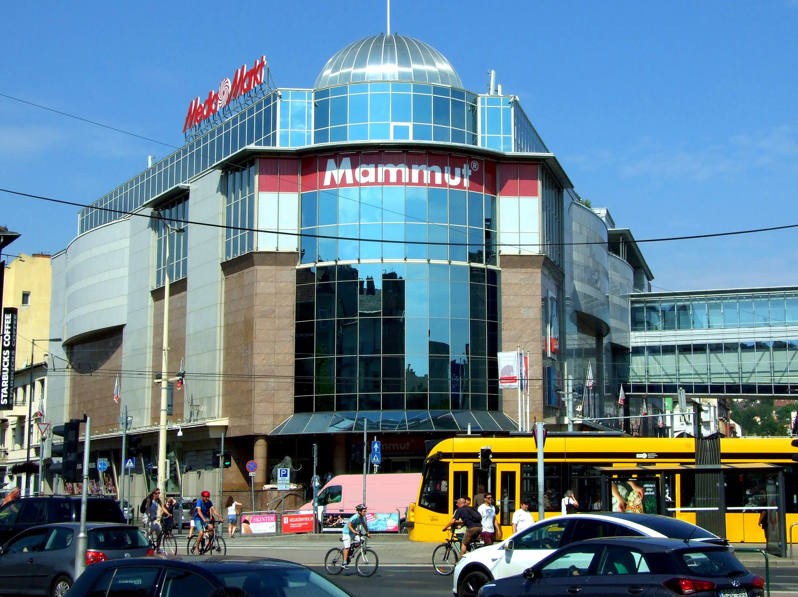 Shopping Mall Bomb Alert: Unknown Perpetrator Wanted to Send Message to Putin Supporters in Hungary