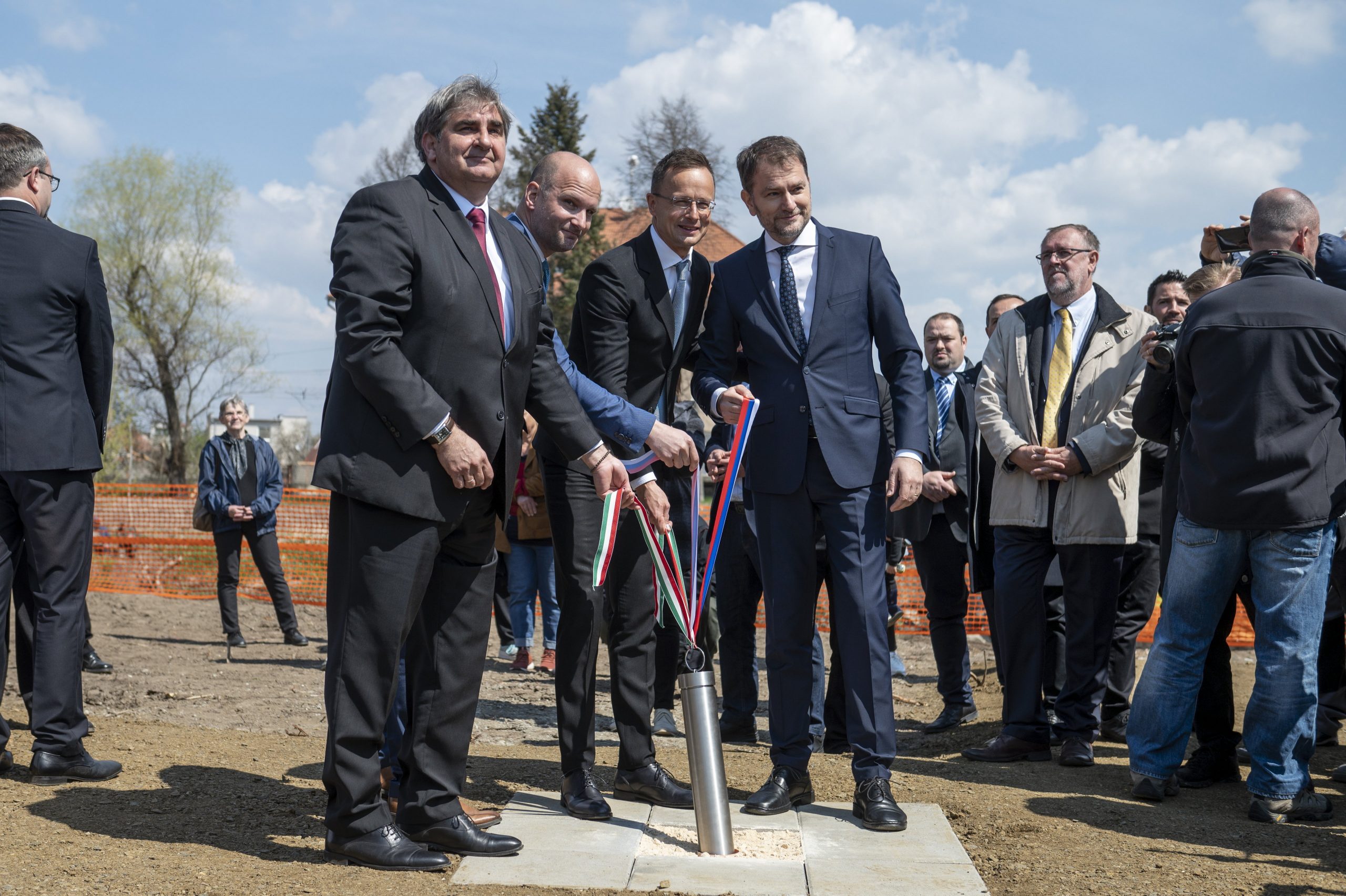 Photo of Maďarsko a Slovensko položili základný kameň nového mosta cez rieku Eboli