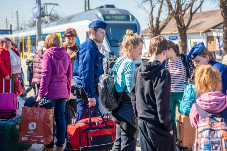 Close to 9,000 Refugees Arrive from Ukraine on Monday post's picture