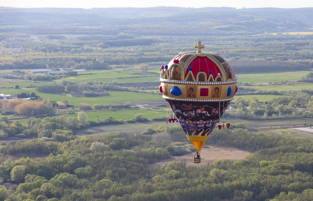 Holy Crown Flies over Hungary – PHOTOS! post's picture